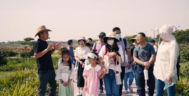 主要以自主开发精品旅游产品及多渠道营销服务体系架构下的旅行生